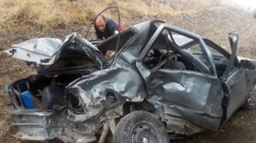 Otomobil Kamyonetle &Ccedil;arpıştı: 3 Yaralı