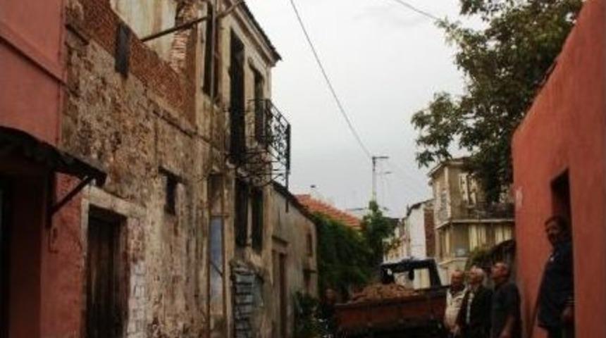 Ayvalık&rsquo;ta Eski Ev Yağmura Dayanamadı