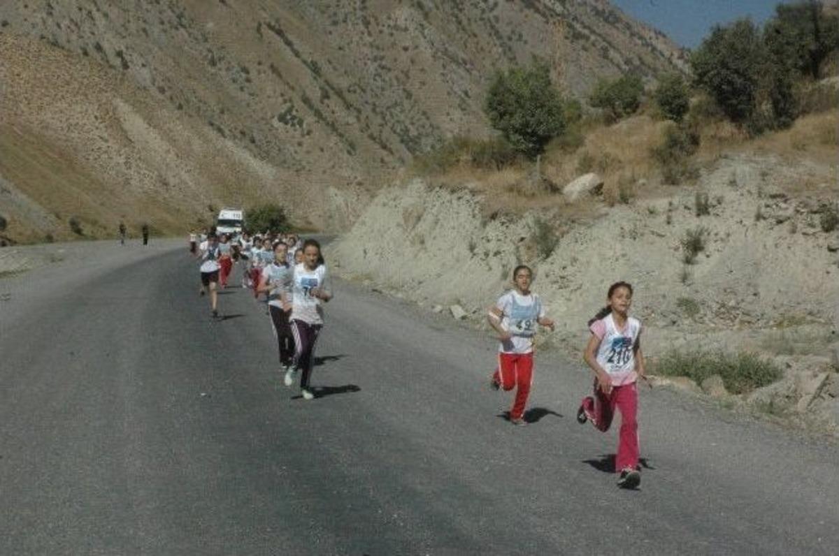 Hakkari&rsquo;de Amat&ouml;r Spor Haftası Kutlamaları Kros Yarışması