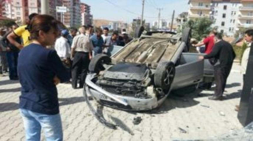 Kadın S&uuml;r&uuml;c&uuml; Otomobiliyle Mağazaya Girdi