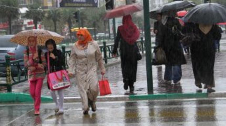 Bursa&rsquo;da Etkili Olan Sağanak Yağış Hayatı Olumsuz Etkiliyor