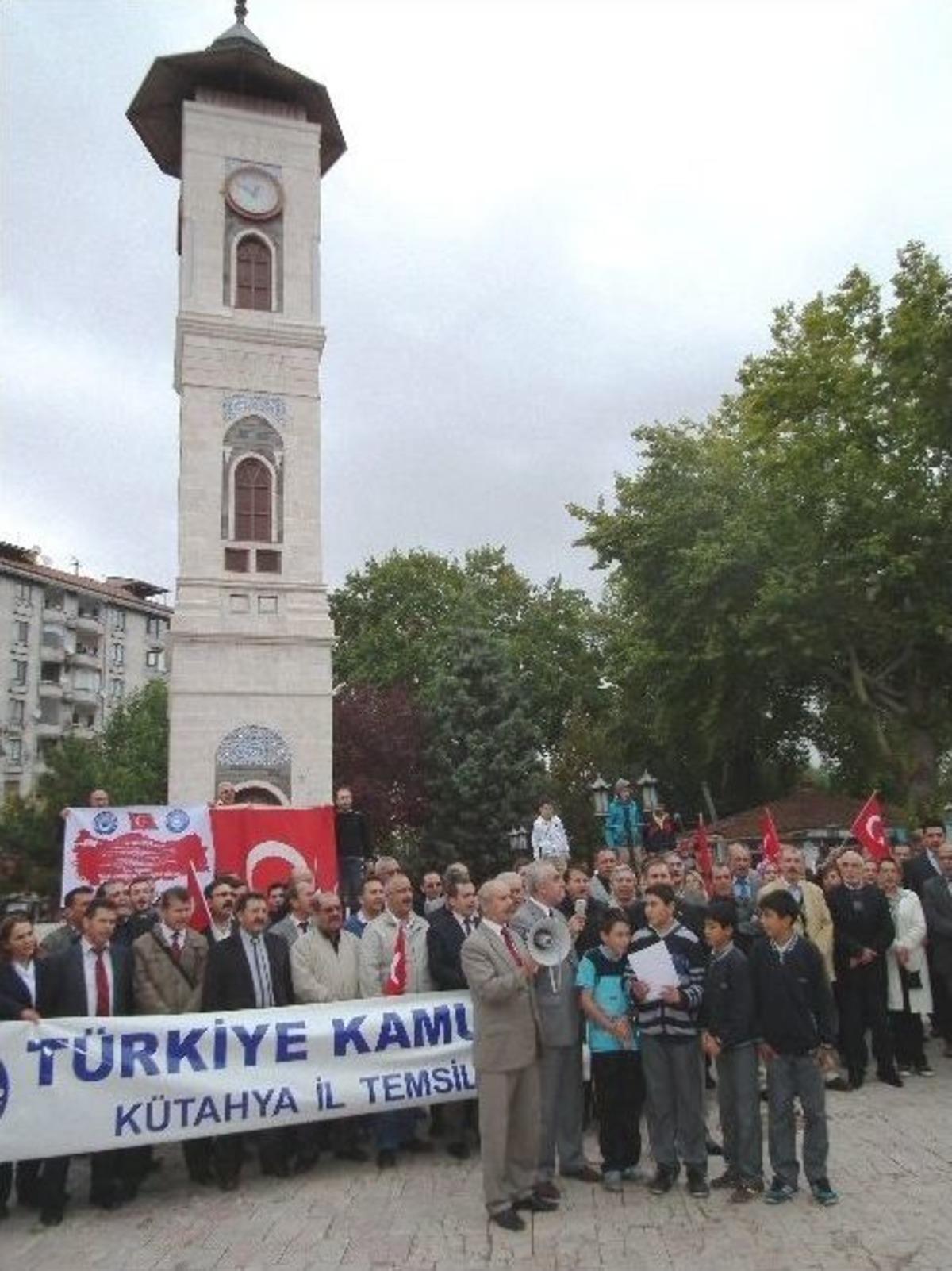 T&uuml;rkiye Kamu-sen &Uuml;yeleri &Ouml;ğrenci Andını Okudu