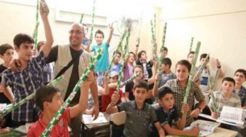Suriyeli 20 Bin &Ccedil;ocuğu Kırtasiye Yardımı
