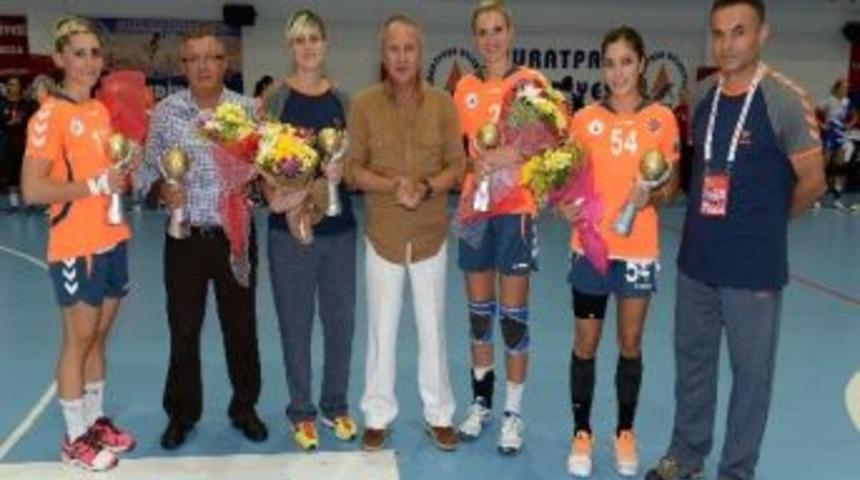 Muratpaşalı Hentbolc&uuml;ler &Ouml;d&uuml;lleri Topladı