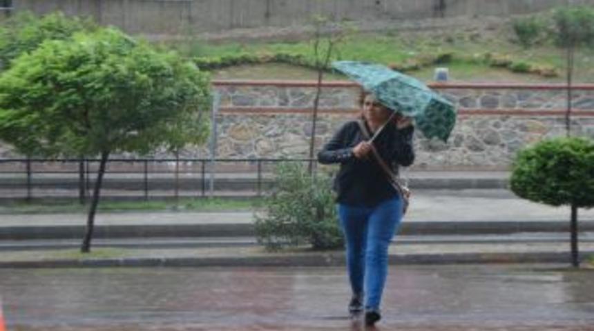 Zonguldak&rsquo;ta Fırtına Nedeniyle Dev Dalgalar Oluştu