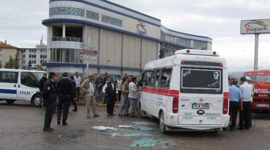 &Ouml;ğrenci Servisi Devrildi: 4 Yaralı