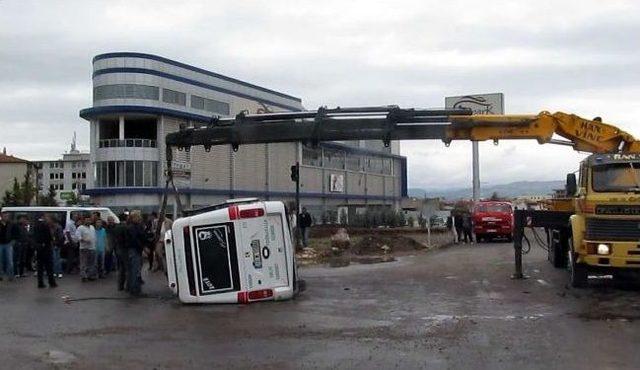 &Ouml;ğrenci Servisi Devrildi: 4 Yaralı 2
