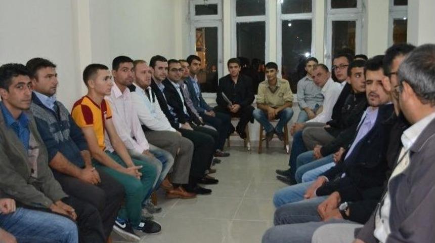 Ak Gen&ccedil;lik Manisa'da Kolları Sıvadı