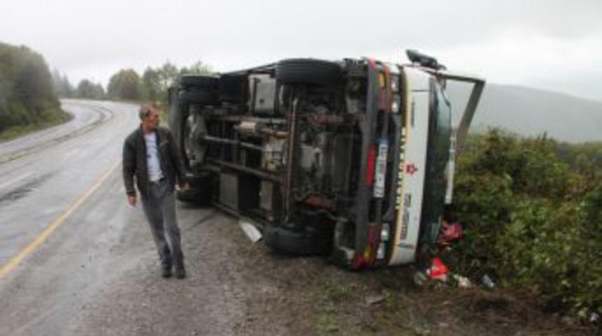 Direksiyon Hakimiyetini Kaybeden Kamyonet Devirdi