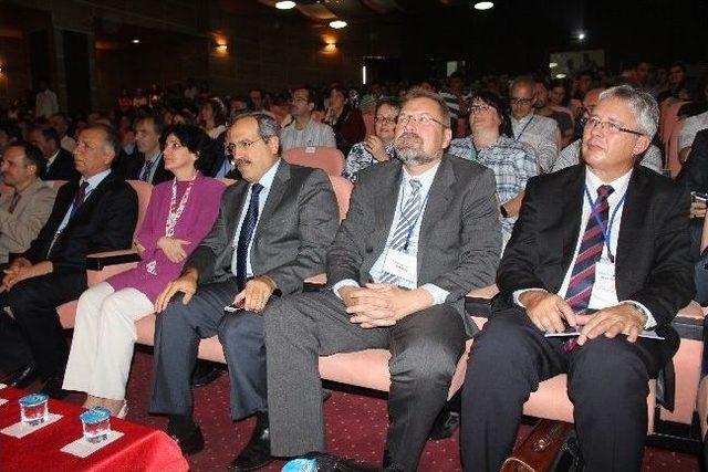 Dü’de Uluslararası “öğretmen Eğitiminde Yeni Yönelimler” Konferansı