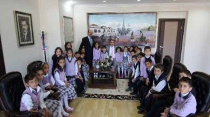 &lsquo;&ccedil;ocuk Dostu Başkan&rsquo;a, Teşekk&uuml;r Plaketi