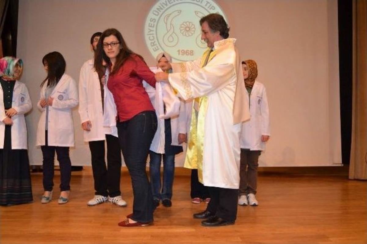 378 Tıp Fak&uuml;ltesi &Ouml;ğrencisi &Ouml;nl&uuml;klerini Giydi