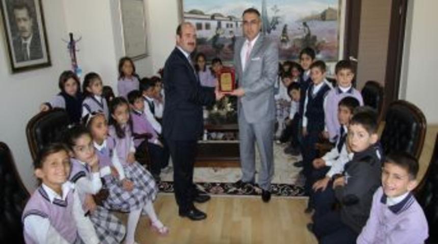 &Ccedil;ocuk Dostu Başkan&rsquo;a Teşekk&uuml;r Plaketi