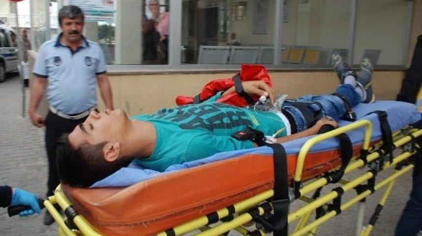 Kahta&rsquo;da İki Otomobil &Ccedil;arpıştı: 4 Yaralı