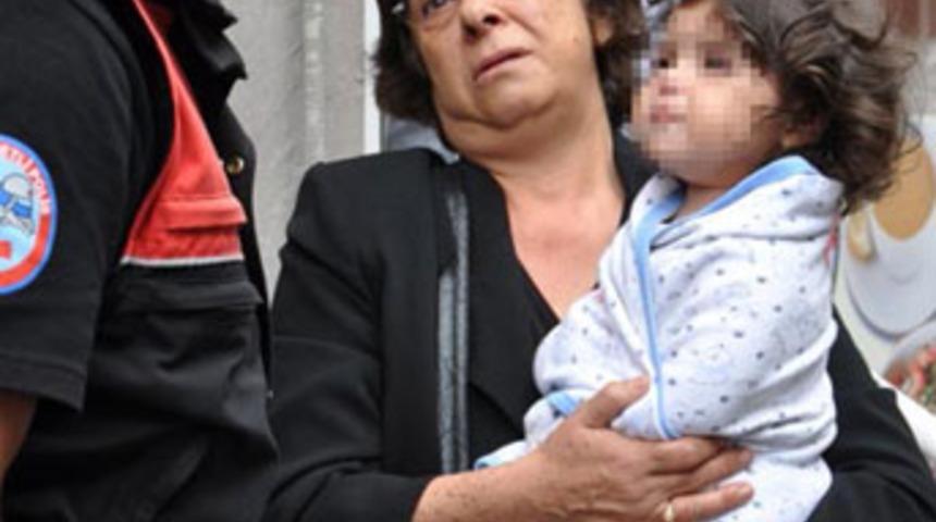 Eşini, kızının g&ouml;z&uuml; &ouml;n&uuml;nde bı&ccedil;akladı