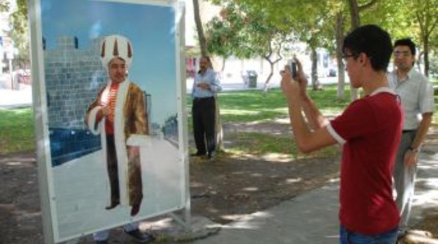 Parklarda &Ccedil;ocuklar Fig&uuml;rleri Kullanarak Fotoğraf &Ccedil;ektirebilecek