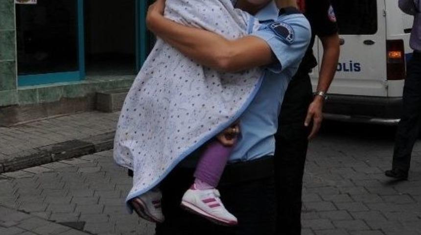 Eşini, Kızının Yanında 5 Yerinden Bı&ccedil;akladı