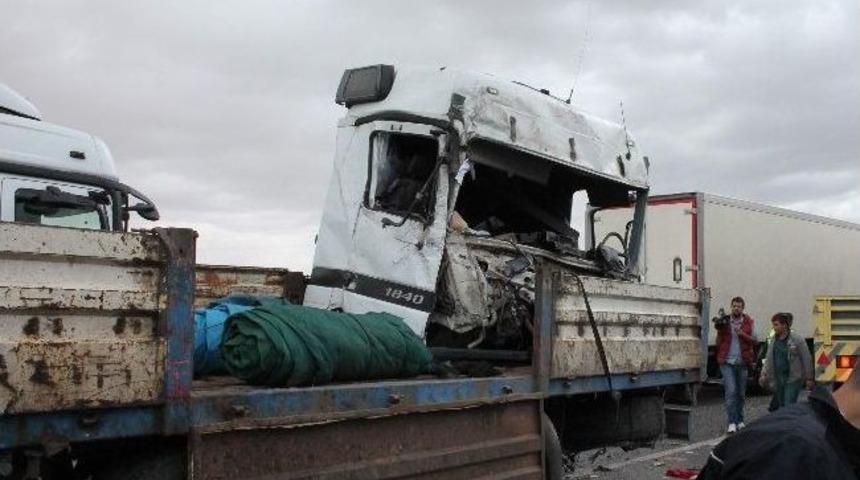 Tır, Tıra &Ccedil;arptı: 1 &Ouml;l&uuml;, 1 Yaralı