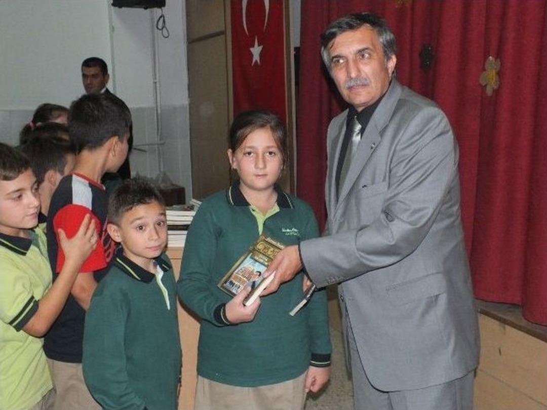 Bağcılar Belediyesi &Ouml;ğrencilere 5 Bin Kitap Dağıttı