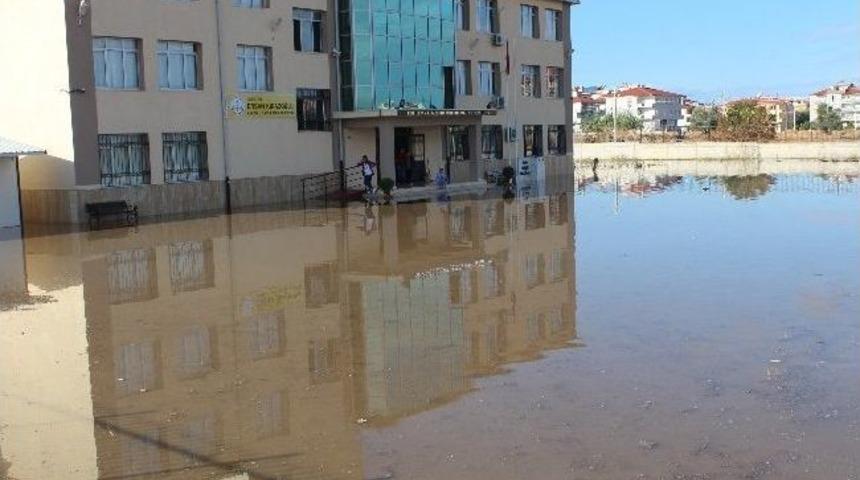 Sağnak Yağış Okul Bah&ccedil;esini G&ouml;lete &Ccedil;evirdi