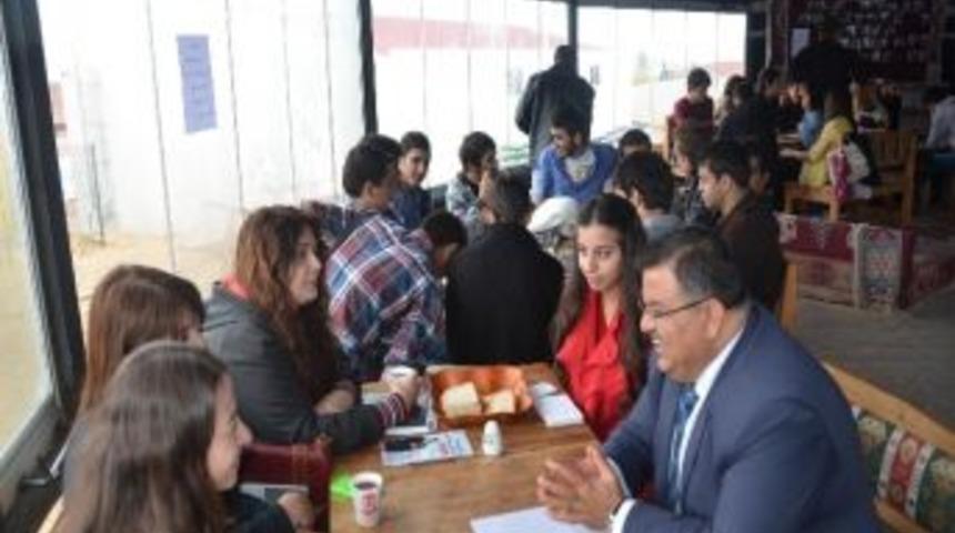 Başkan Yağcı &Uuml;niversitesi &Ouml;ğrencileri İle Bir Araya Geldi