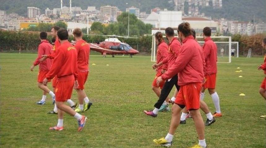 Sahanın Ortasına İnen Helikopter Futbolcuları Şok Etti