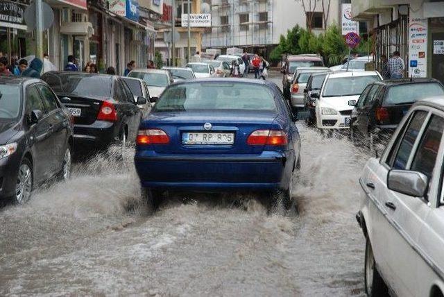 Denizli'de Yağmur Hayatı Olumsuz Etkiledi