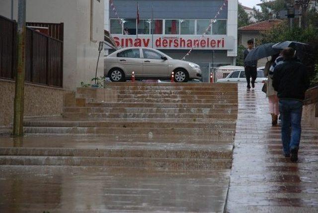 Denizli'de Yağmur Hayatı Olumsuz Etkiledi