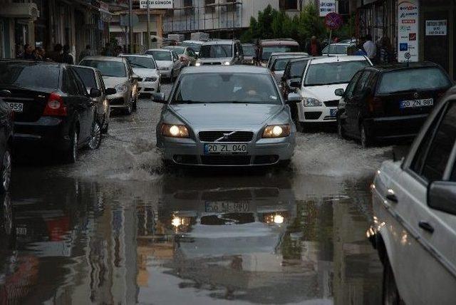 Denizli'de Yağmur Hayatı Olumsuz Etkiledi