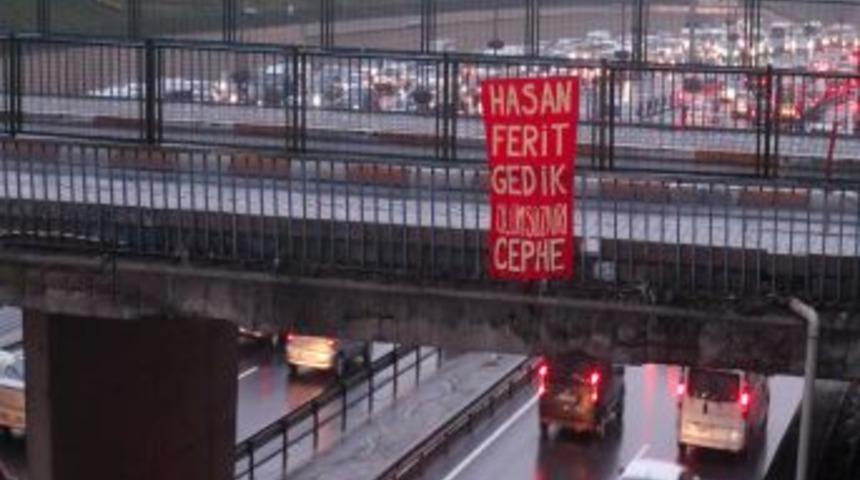 Pankarta Bağlanan Bomba S&uuml;s&uuml; Verilmiş Cisim Paniğe Sebep Oldu