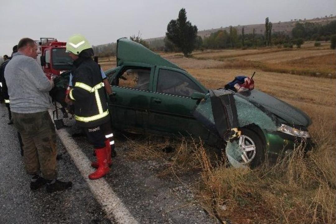 Kamyonla otomobil &ccedil;arpıştı: 1 &ouml;l&uuml;, 2 yaralı