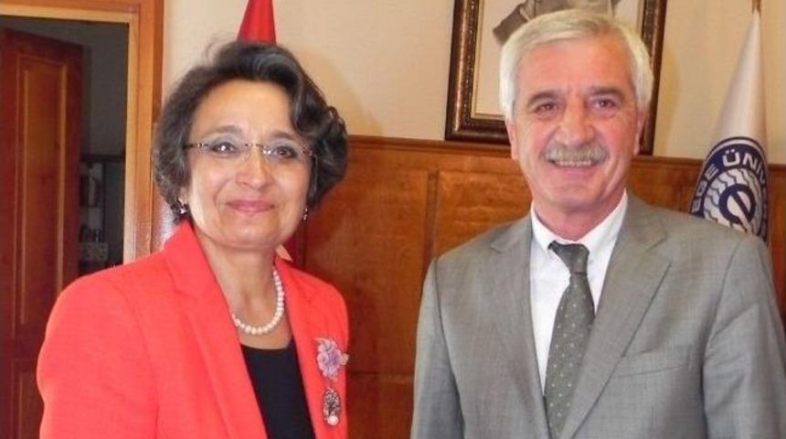 Rekt&ouml;r Hanım'a &Ouml;demiş'ten Şık Hediye