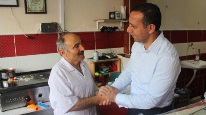 Ak Parti Bayraklı Esnafla Kolkola