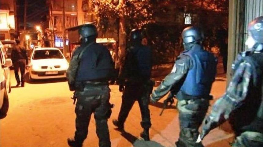 İzmir'de Narkotik, Şafak Baskınında Zehir Tacirlerine G&ouml;z A&ccedil;tırmadı