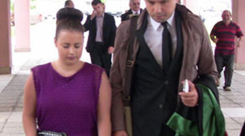 İrlandalı kadınların boğazını kesti