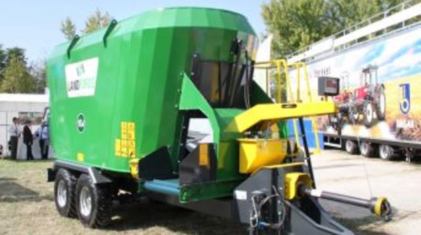 Besicilikte B&uuml;y&uuml;k Kolaylık Sağlayacak 17 Metrek&uuml;pl&uuml;k Dev Yem Karma Makinesi