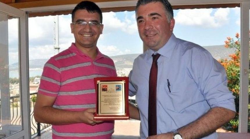 Akb&uuml;k&rsquo;te Tayin Olan Karakol Komutanına Başkandan Plaket..