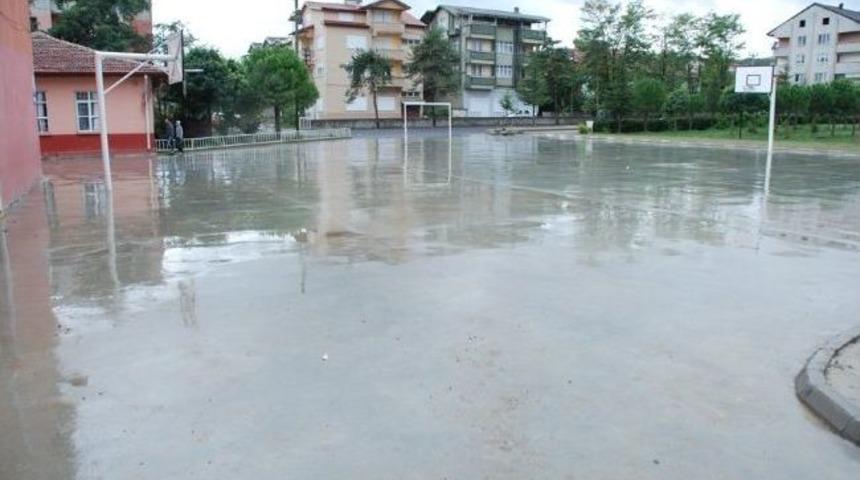 &Ccedil;aycuma Da Bir İşadamının Katkıları İle Mimar Sinan Ortaokulu Bah&ccedil;esinde Oyun Alanı D&uuml;zenlemesi Yapıldı