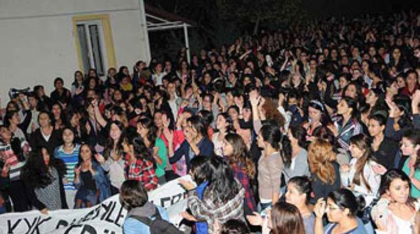 &Uuml;niversitenin kız yurdunda eylem