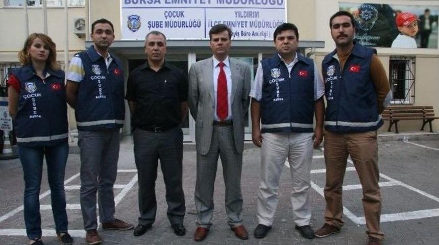 &Ccedil;ocuk Polisi Uyuşturucu Kullanan Gen&ccedil;leri Ailelerine Yaklaştırıyor