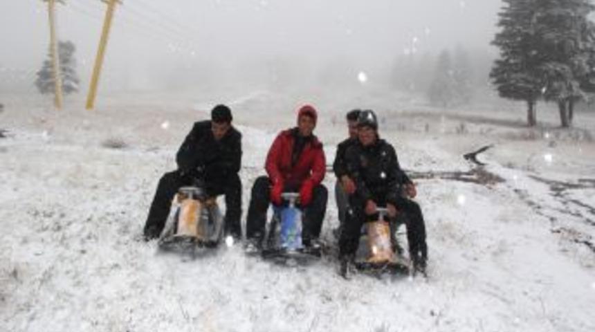 Uludağ'da Ilk Kar Keyfini &Ccedil;alışanlar &Ccedil;ıkardı