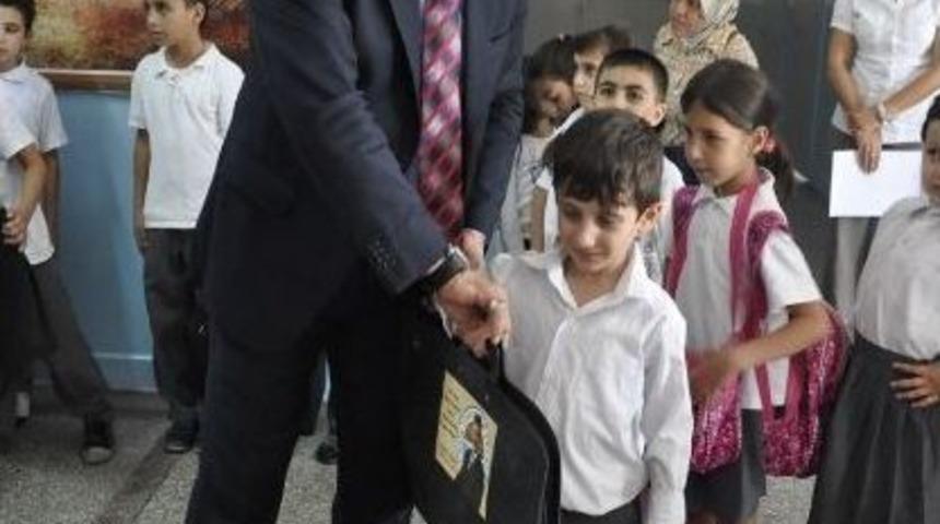 Toroslar'dan 5 Bin &Ouml;ğrenciye Kırtasiye Yardımı