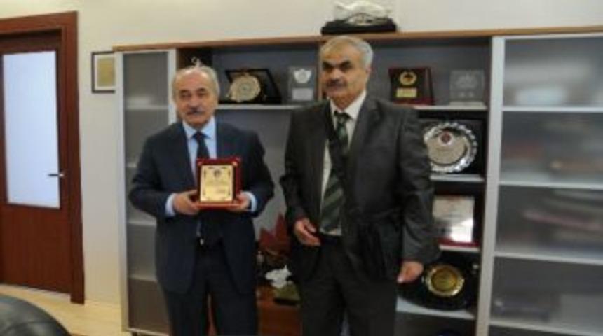 G&ouml;rme Engellilerden Başkan Gen&ccedil;'e Plaket