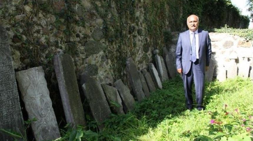 Tirebolu Kalesi&rsquo;ndeki Tarihi Osmanlı Mezar Taşlarının Durumu