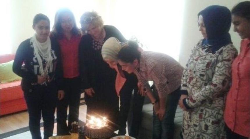 &Ccedil;ocuk Evi'ndeki &Ccedil;ocuklara Anne Şefkati