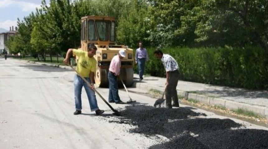 Erzincan Belediyesi Kaldırım Ve Asfalt &Ccedil;alışmalarına Devam Ediyor