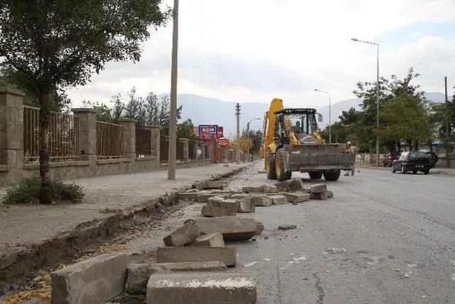 Erzincan Belediyesi Kaldırım Ve Asfalt Çalışmalarına Devam Ediyor