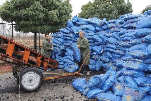 İnegöl Belediyesi'nin Kışlık Kömür Dağıtımı Başladı