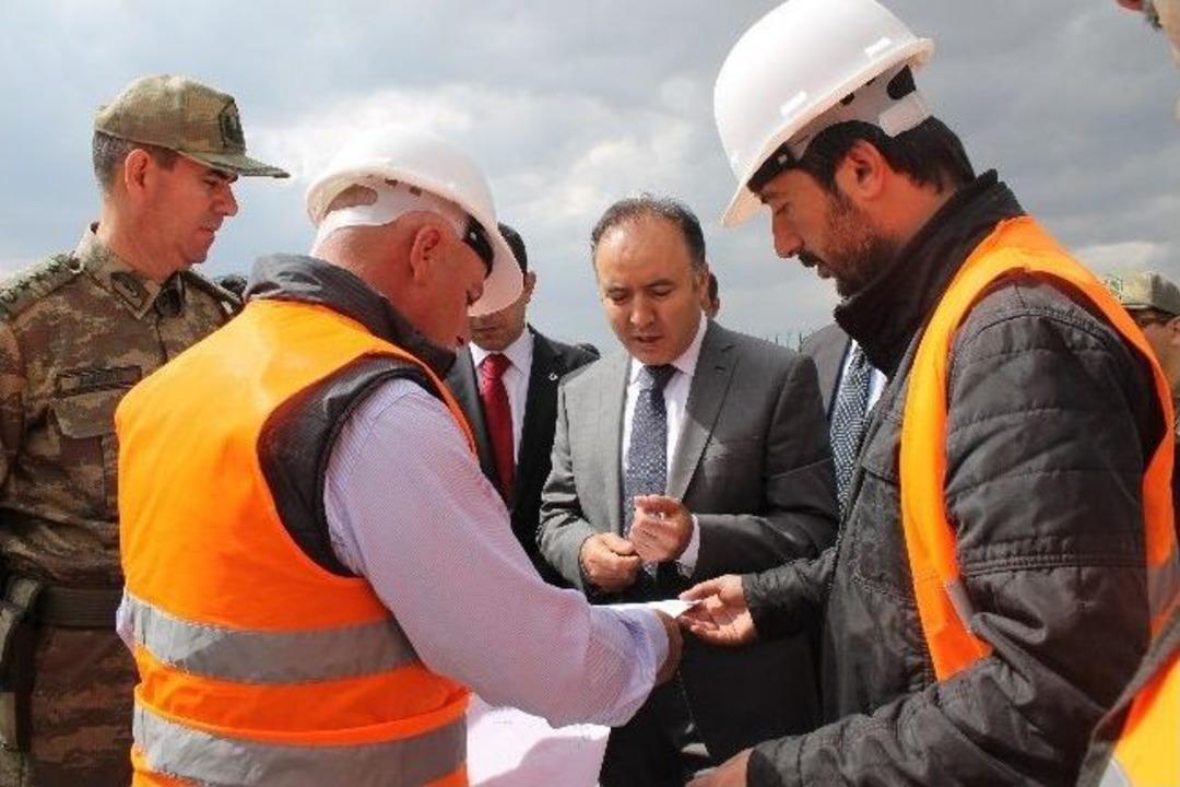 Vali Altıparmak, M&uuml;lteci Kampı Ve Kandilli Kayaklı Koşu Ve Biathlon Merkezini Ziyaret Etti