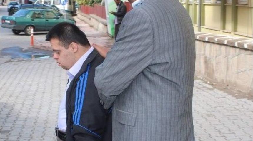 Down Sendromlu Gence K&ouml;t&uuml; Muamelede Bulunan &Ouml;ğretmen G&ouml;zaltında